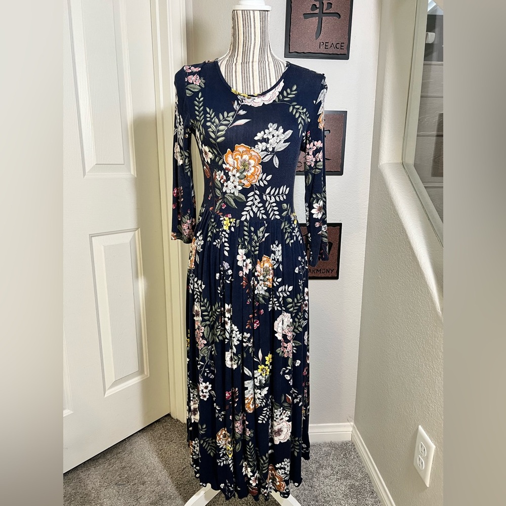 Mimi & Daphne Blue Floral 3/4 Sleeve Pleated Fit & Flare maxi dress size M